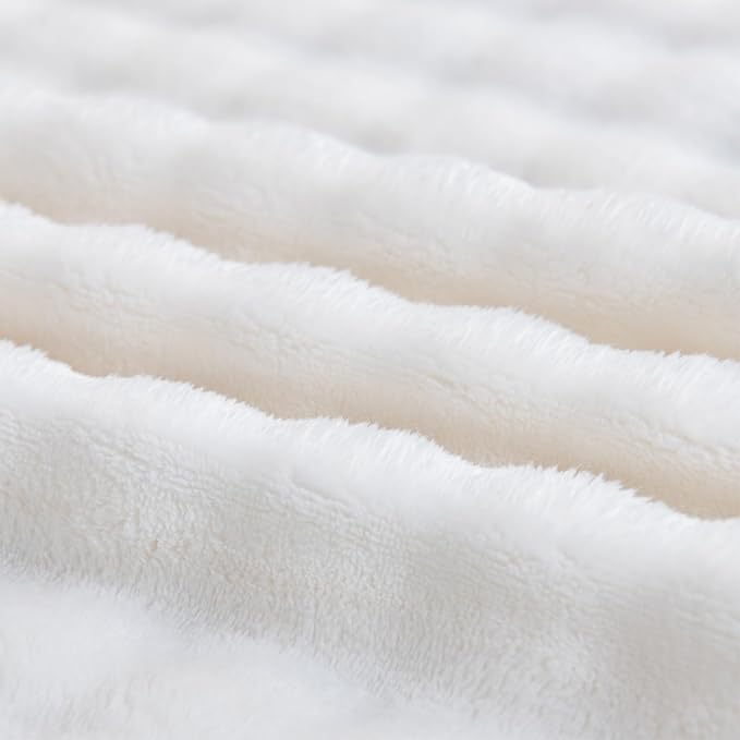 White Faux Fur Throw Blanket with 3D Bubbles Super Soft Fuzzy Cozy Thick Blanket for Couch Chair Sofa Gift Home Décor, Fluffy Throw Blanket, 50"x60"