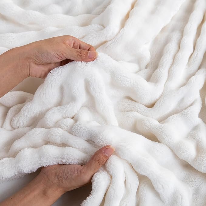 White Faux Fur Throw Blanket with 3D Bubbles Super Soft Fuzzy Cozy Thick Blanket for Couch Chair Sofa Gift Home Décor, Fluffy Throw Blanket, 50"x60"