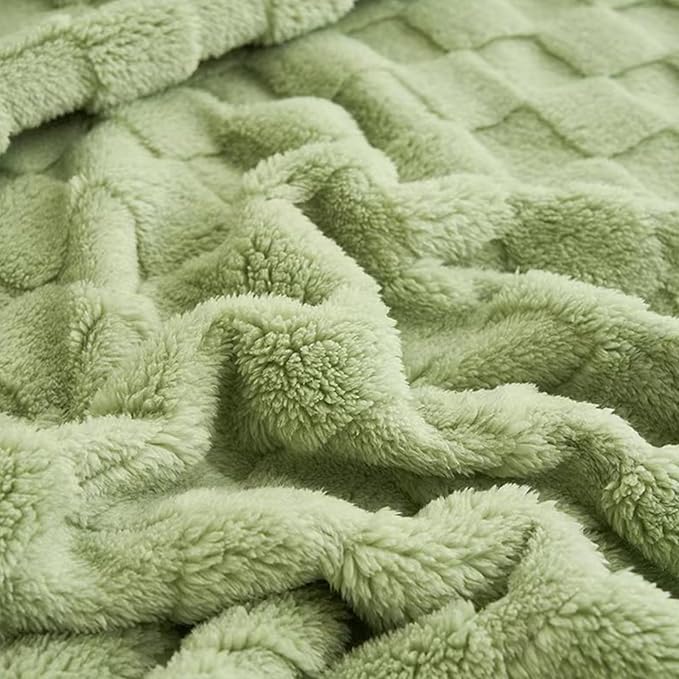 Fleece Throw Blanket, 3D Fleece Checkered Blanket, Cozy Soft Warmer Comfort Lightweight, Fuzzy Aesthetic Room Decor, Gifts for Christmas, Birthdays, Green