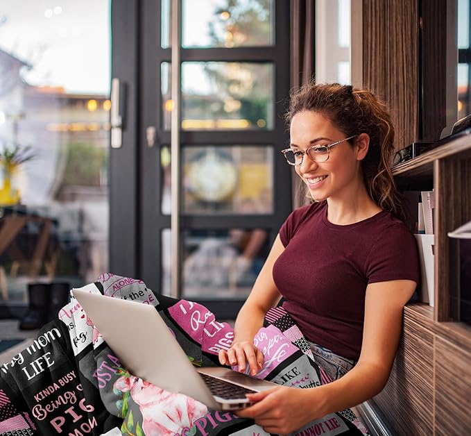 Pig Gifts, Best Pig Gift for Pig Lovers Women/Girls, Pig Decor for Pig Lover, Pig Lover Gifts, Cute Cartoon Pig Print Blanket, Pig Mom Gift, Pig Inspiration, Pig Themed Gift Throw 50"x60"