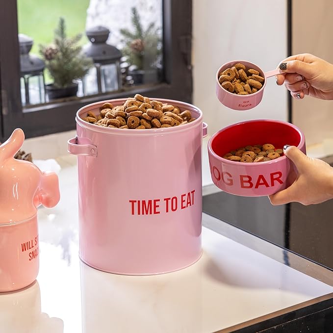 Fisura – Pink time to eat Pet Food Container. Pet Feed Container with Lid and Measuring Scoop. Metal Food Container for Dogs and Cats. 5 kg Capacity